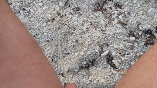 Pisciata in pubblico sulla spiaggia