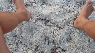 Pisciata in pubblico sulla spiaggia