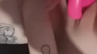 Tattoo'd goth slut cums on vibrator