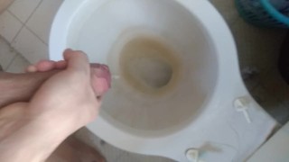 Bañandome con mi pene de 15 cm