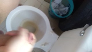 Bañandome con mi pene de 15 cm