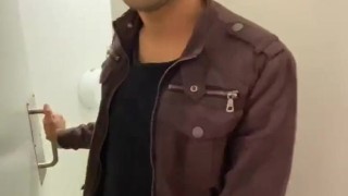 YouTuber chupa pija en los baños públicos - Seba Terry