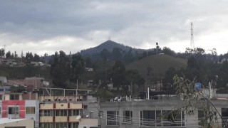 Viendo el ferrocarril Riobamba-Ecuador