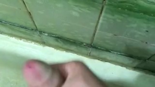 Дрочу в душе