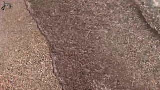 HORNY BABE DOUBLE SQUIRT WHILE JOGGERS RUN BY ON THE BEACH | LaraJuicy