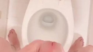主観 男子○学生トイレで初めてのオナニー撮影 大量射精