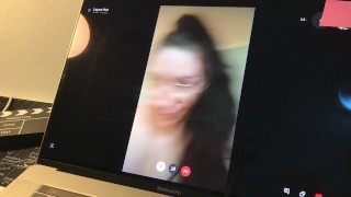 Milf española gorda teniendo cibersexo con un fan que le graba y le manda el video