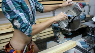 DIY Bed #0 - Sexy girl replace the blade on a Miter Saw
