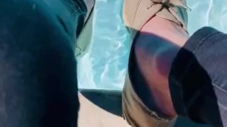 Je joue avec mes chaussures devant la piscine