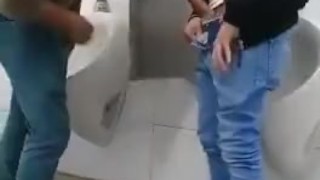 Mamada en el baño de h