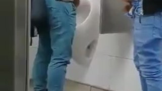 Mamada en el baño de h