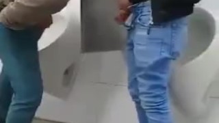 Mamada en el baño de h