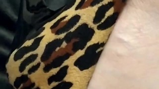 Donna grassa con meravigliosi piedini fa dangling con tacchi leopardati