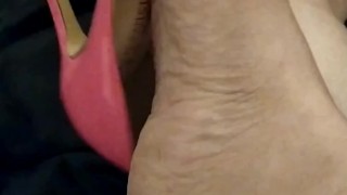 Ragazza in carne fa dangling con deliziosi tacchi altissimi rosa e insulta il suo schiavo