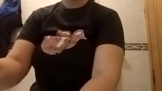 lavando sus bolas chinas. Juguetes sexuales para correrse