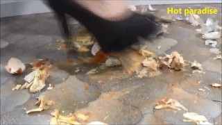 Destruction de plusieurs têtes d'ail et œufs pourris avec des talons hauts