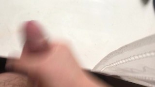 Дрочу у окна