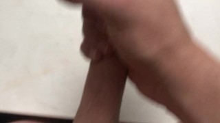Дрочу у окна