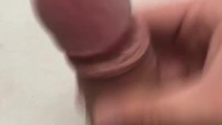 Дрочу на подоконнике пока идет дождь