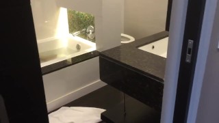 รอไม่ไหว ช่วยตัวเองรอ | Masturbating in bath tub