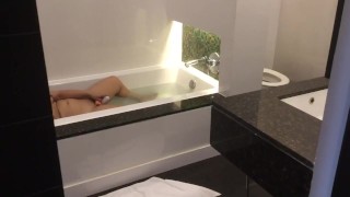 รอไม่ไหว ช่วยตัวเองรอ | Masturbating in bath tub