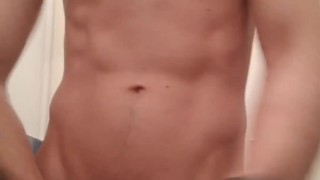 Mi masturbo nel bagni della mia azienda a Milano