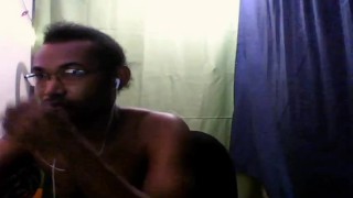 Hombre desnudo, atractivo y sensual haciendo show webcam live