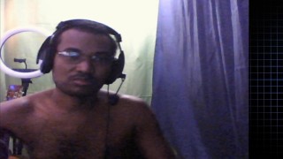 Hombre desnudo, atractivo y sensual haciendo show webcam en directo