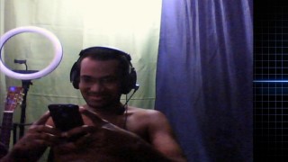 Hombre desnudo, atractivo y sensual haciendo show webcam en directo