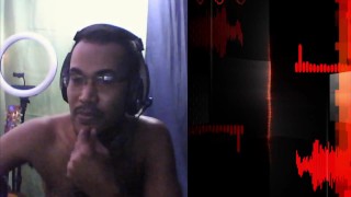 Hombre desnudo, atractivo y sensual haciendo show webcam en directo