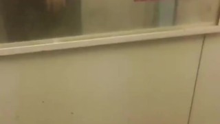 ПОДРОЧИЛ БОЛЬШОЙ ЧЛЕН В ЛИФТЕ