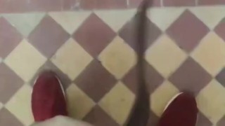 ПОДРОЧИЛ БОЛЬШОЙ ЧЛЕН В ЛИФТЕ
