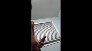 éjacule sur le sol