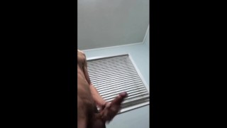 éjacule sur le sol