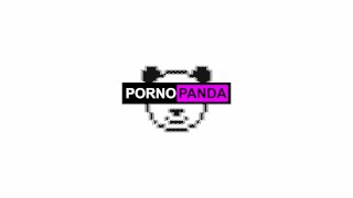 Giovane tettona modella italiana si mostra nuda in pubblico al parco