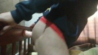 Argentino jugando con un dildo