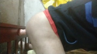 Argentino jugando con un dildo