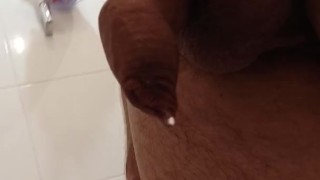 Парень писает в ванной, guy pissing in the bathroom