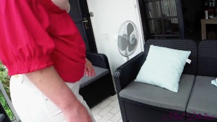 Une Milf suce la bite et se fait baiser par le gars qui vient travailler chez elle.