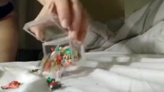 GIGANTESSA SCHIACCIA PICCOLI OMINI CON IL SUO GROSSO SEDERE E I SUOI MERAVIGLIOSI PIEDI PRENSILI