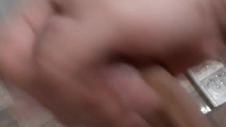 Me tiró un pajaso en el baño de mi suegra 