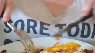 BBW eating lunch