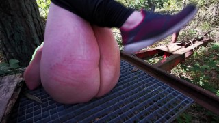 88 Peitschenhiebe auf die blanke Vagina an der Wildwarte