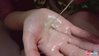 Рабыня дрочит мастеру и играет с его спермой