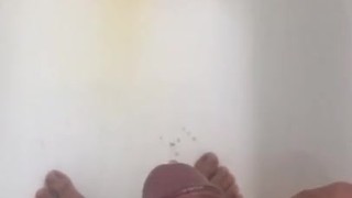 Je pisse juste avant mon bain