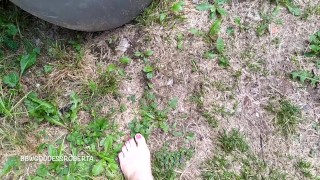 Cammino a piedi nudi nell'erba in pubblico e ti mostro le mie piante dei piedi sporche