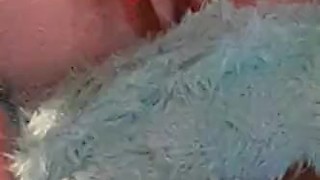 Amateur babe fucks her pretty pussy