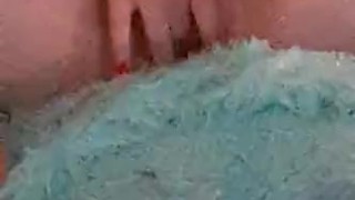 Amateur babe fucks her pretty pussy