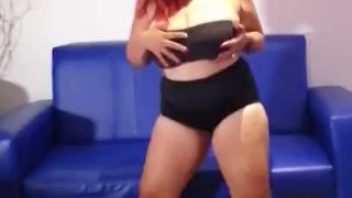Chica latina se e cita cuando baila