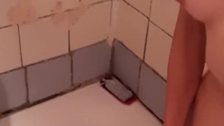 Посмотрела, как моя девушка моется в душе и не удержалась, чтобы не трахнуть её смесителем.